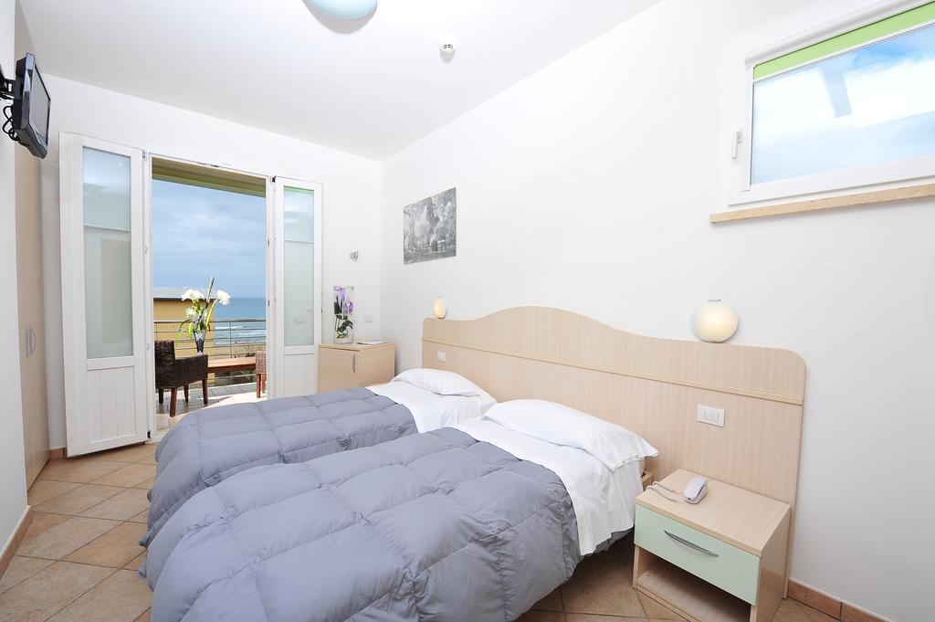 Hotel Aurora San Vincenzo Room photo